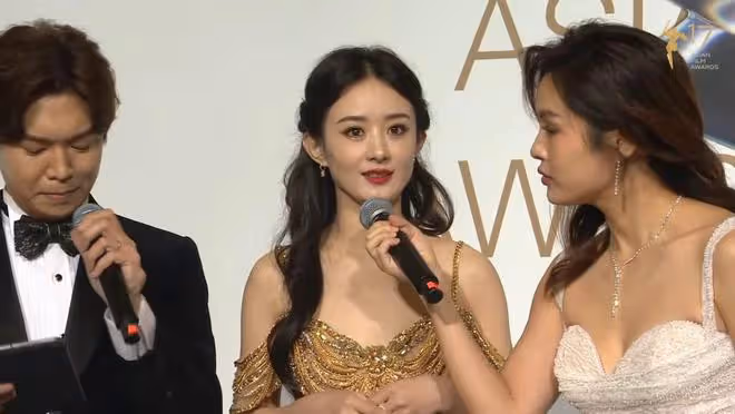 亞洲電影大獎紅毯:劉嘉玲優雅,李英愛露香肩,蔣勤勤拿大獎