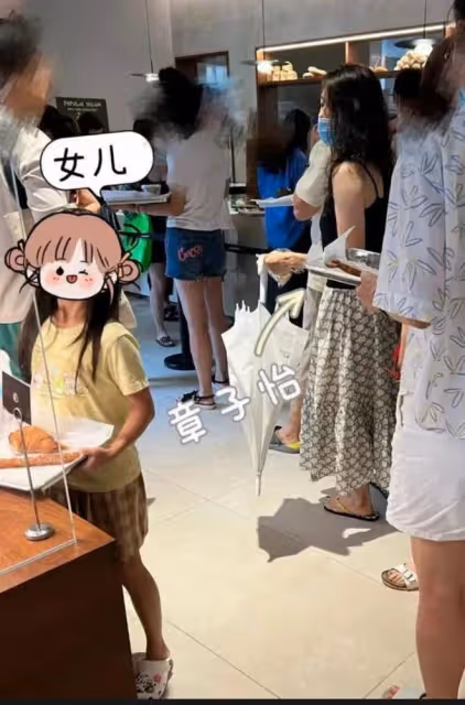 章子怡穿弔帶裙臂膀肩厚,身材不好也不掩飾,反而感嘆真實接地氣
