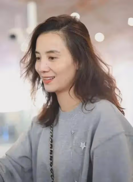 宋佳素顏走機場太自信,臉上皺紋雀斑都有,但真實清秀難掩高級感