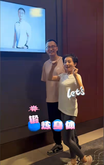 金銘素顏跟健身教練合影,容貌大變樣而且身材下垂嚴重,一股村味