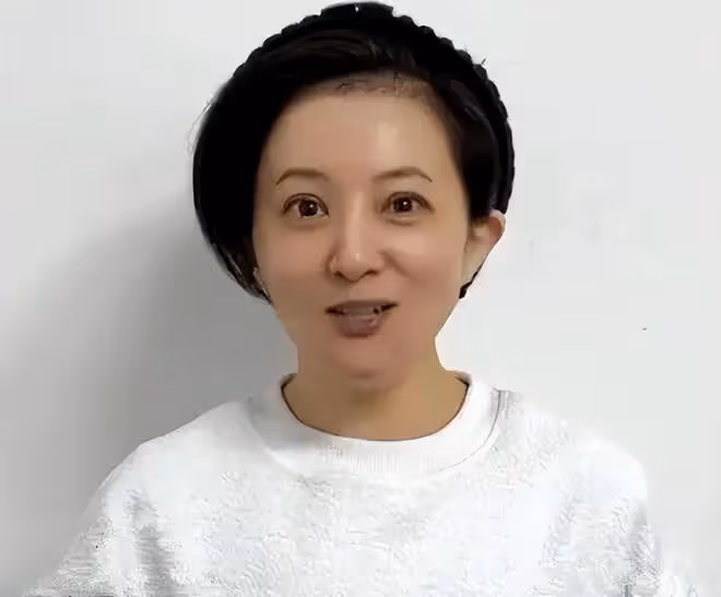 金銘素顏跟健身教練合影,容貌大變樣而且身材下垂嚴重,一股村味