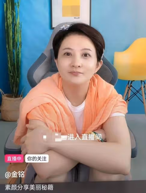 金銘素顏跟健身教練合影,容貌大變樣而且身材下垂嚴重,一股村味