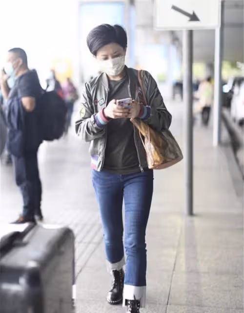 金銘素顏跟健身教練合影,容貌大變樣而且身材下垂嚴重,一股村味