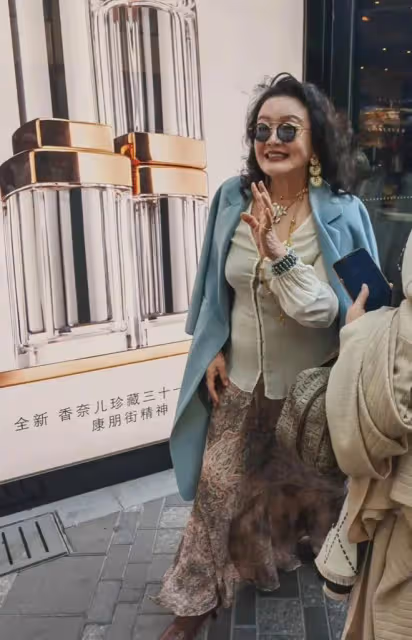張蘭在街頭直播,生圖感嘆氣場強大打扮又洋氣,比女明星還時髦!