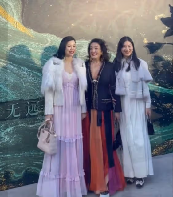 張蘭在街頭直播,生圖感嘆氣場強大打扮又洋氣,比女明星還時髦!
