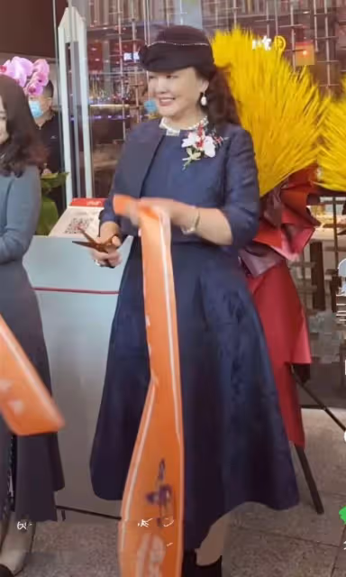 張蘭在街頭直播,生圖感嘆氣場強大打扮又洋氣,比女明星還時髦!