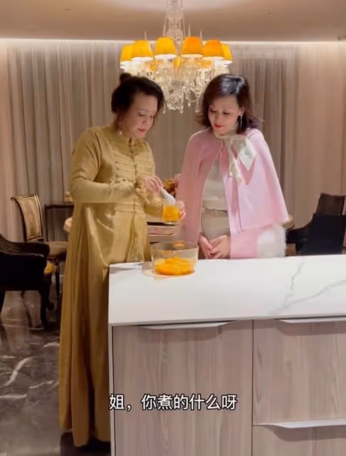 張蘭在街頭直播,生圖感嘆氣場強大打扮又洋氣,比女明星還時髦!