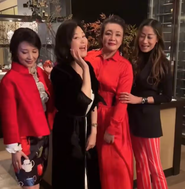 張蘭在街頭直播,生圖感嘆氣場強大打扮又洋氣,比女明星還時髦!