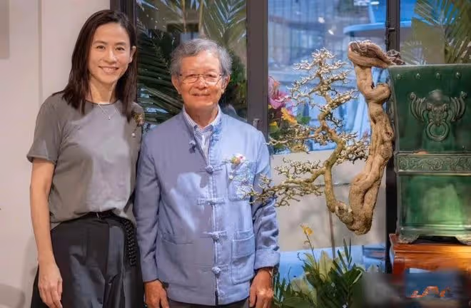 宣萱現身藝術展,曬合影不修圖感嘆她都不老的,皮膚很黃很自然!