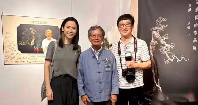 宣萱現身藝術展,曬合影不修圖感嘆她都不老的,皮膚很黃很自然!