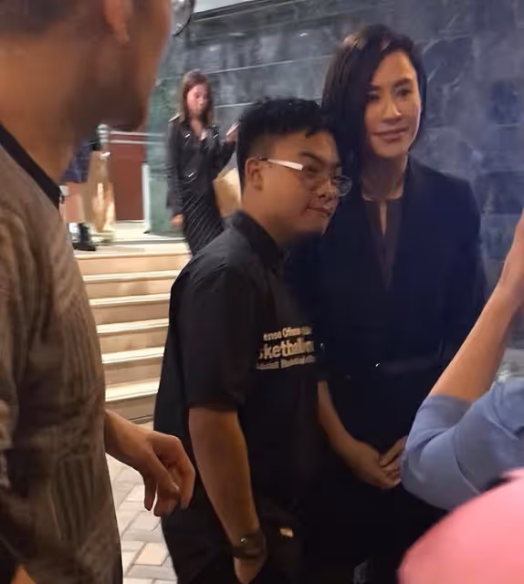 宣萱現身藝術展,曬合影不修圖感嘆她都不老的,皮膚很黃很自然!