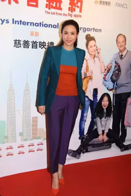 宣萱現身藝術展,曬合影不修圖感嘆她都不老的,皮膚很黃很自然!