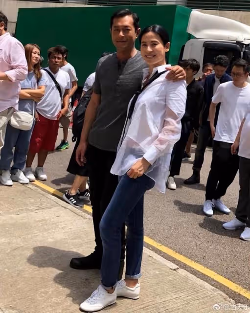 宣萱現身藝術展,曬合影不修圖感嘆她都不老的,皮膚很黃很自然!