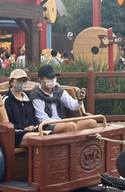 在迪士尼偶遇鄧超一家,孫儷素顏一般但打扮時髦,自拍合影好膩歪
