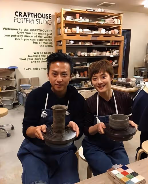 在迪士尼偶遇鄧超一家,孫儷素顏一般但打扮時髦,自拍合影好膩歪