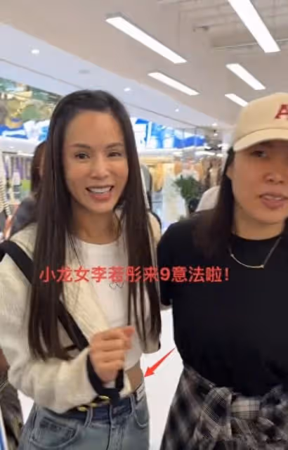 終於看到李若彤真實樣,57歲素顏滄桑坑窪,很多普通人都沒這麼老