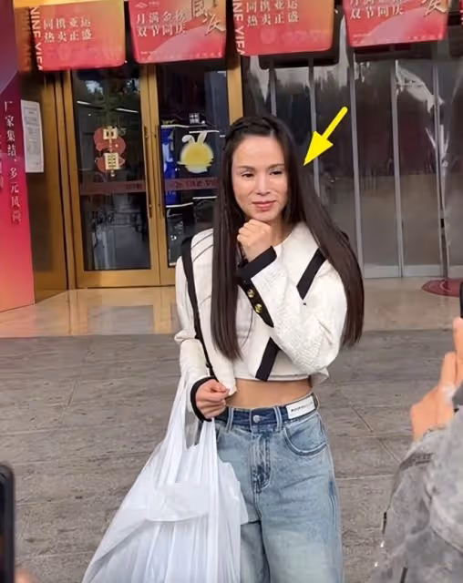 終於看到李若彤真實樣,57歲素顏滄桑坑窪,很多普通人都沒這麼老