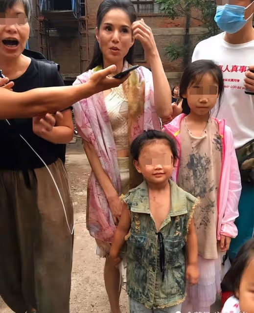 終於看到李若彤真實樣,57歲素顏滄桑坑窪,很多普通人都沒這麼老