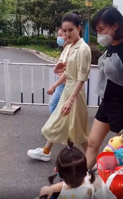 終於看到李若彤真實樣,57歲素顏滄桑坑窪,很多普通人都沒這麼老