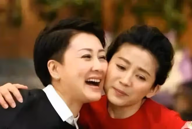 張凱麗不扮嫩自然老多好啊,同框王小丫卻顯老氣,大5歲像她媽媽