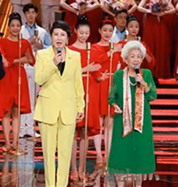 張凱麗不扮嫩自然老多好啊,同框王小丫卻顯老氣,大5歲像她媽媽