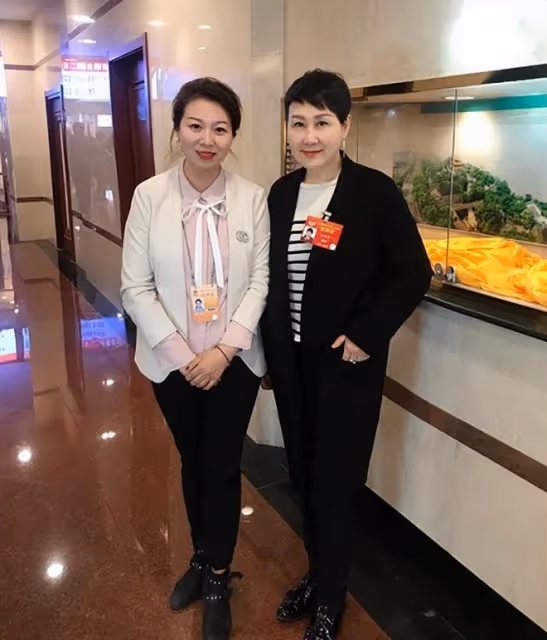 張凱麗不扮嫩自然老多好啊,同框王小丫卻顯老氣,大5歲像她媽媽