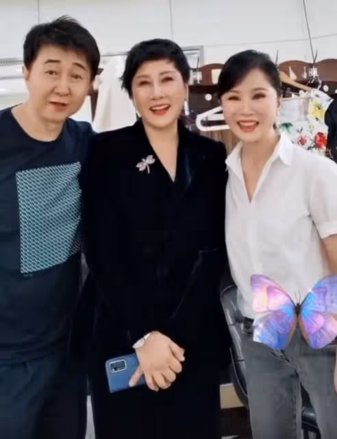 張凱麗不扮嫩自然老多好啊,同框王小丫卻顯老氣,大5歲像她媽媽