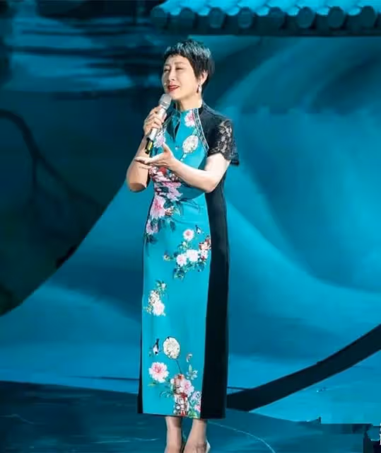 張凱麗不扮嫩自然老多好啊,同框王小丫卻顯老氣,大5歲像她媽媽