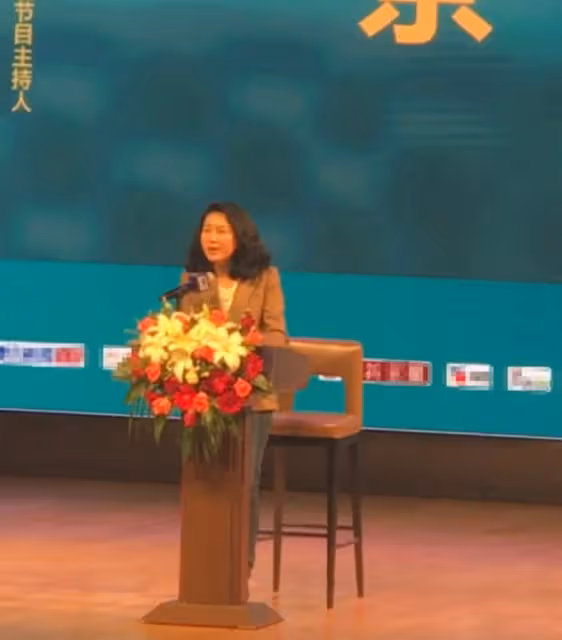 張凱麗不扮嫩自然老多好啊,同框王小丫卻顯老氣,大5歲像她媽媽