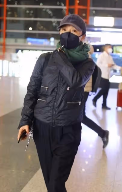 周迅大大方方走機場,不扮嫩一身中年人打扮,一臉皺紋反倒舒服