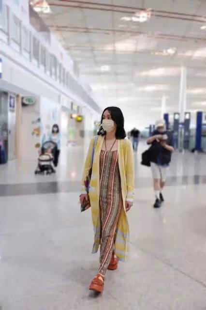 周迅大大方方走機場,不扮嫩一身中年人打扮,一臉皺紋反倒舒服