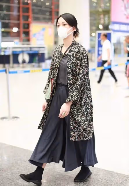周迅大大方方走機場,不扮嫩一身中年人打扮,一臉皺紋反倒舒服
