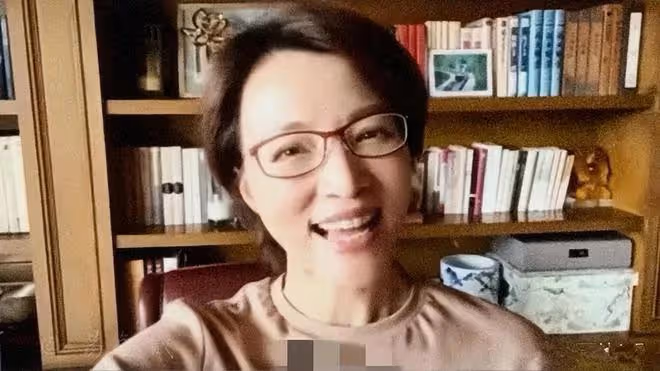 董卿線上露面大變樣,素顏禿頂露出額頭自然大方,感嘆她太真實了