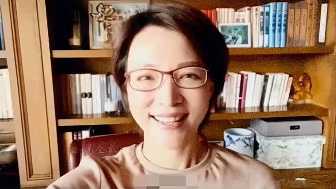董卿線上露面大變樣,素顏禿頂露出額頭自然大方,感嘆她太真實了