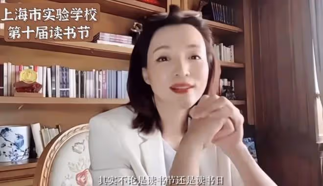 董卿線上露面大變樣,素顏禿頂露出額頭自然大方,感嘆她太真實了