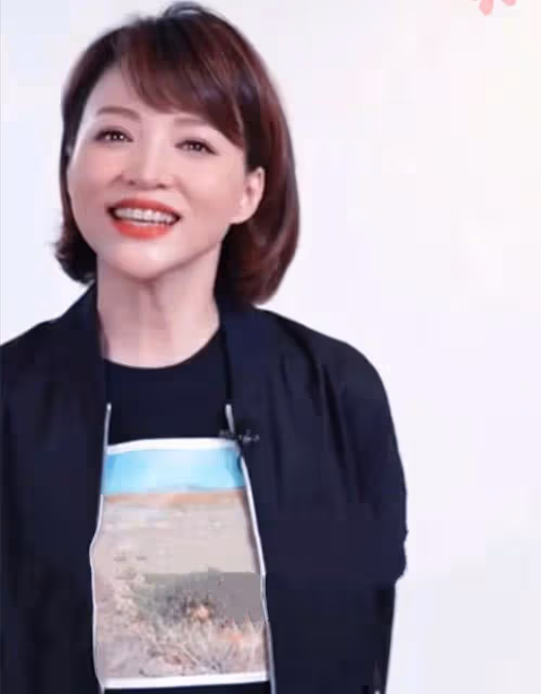 董卿線上露面大變樣,素顏禿頂露出額頭自然大方,感嘆她太真實了