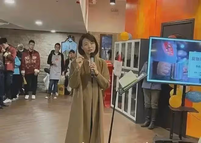董卿線上露面大變樣,素顏禿頂露出額頭自然大方,感嘆她太真實了