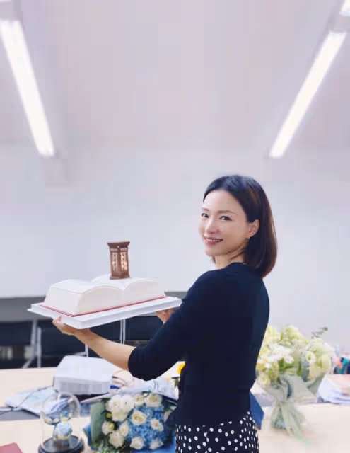 董卿線上露面大變樣,素顏禿頂露出額頭自然大方,感嘆她太真實了