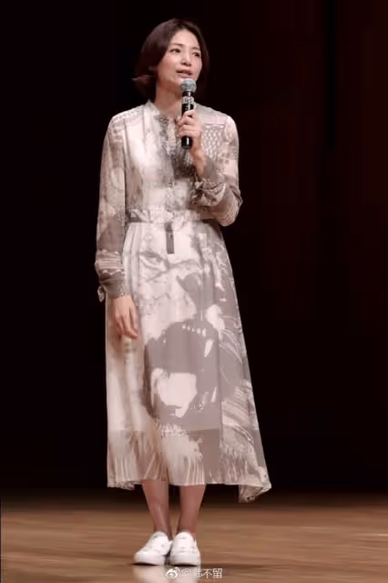 董卿線上露面大變樣,素顏禿頂露出額頭自然大方,感嘆她太真實了