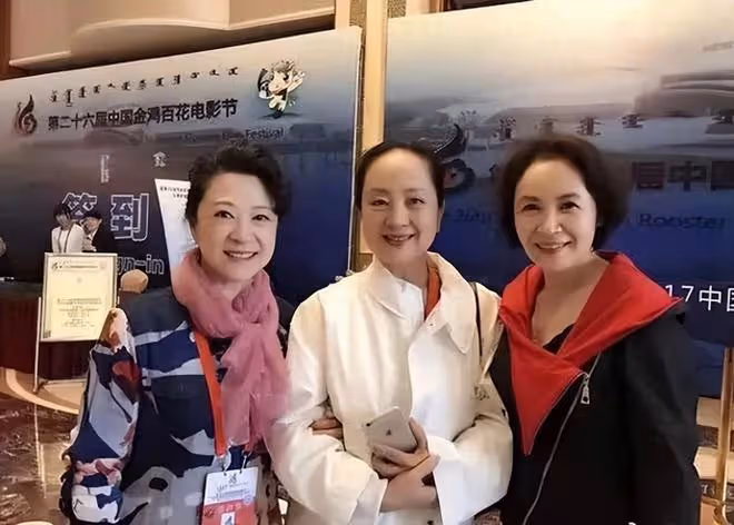 張金玲比王馥荔僅小1歲如兩代人!一個漂亮阿姨,一個發量堪憂!