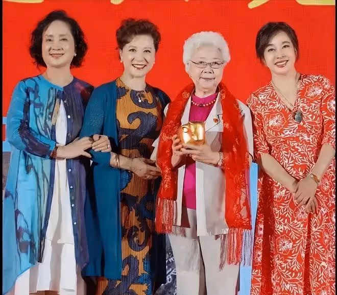 張金玲比王馥荔僅小1歲如兩代人!一個漂亮阿姨,一個發量堪憂!
