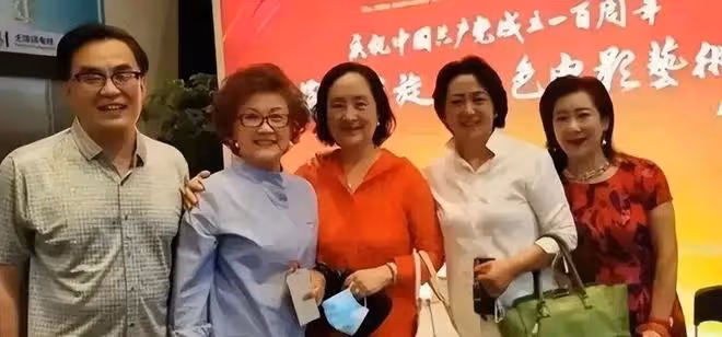 張金玲比王馥荔僅小1歲如兩代人!一個漂亮阿姨,一個發量堪憂!