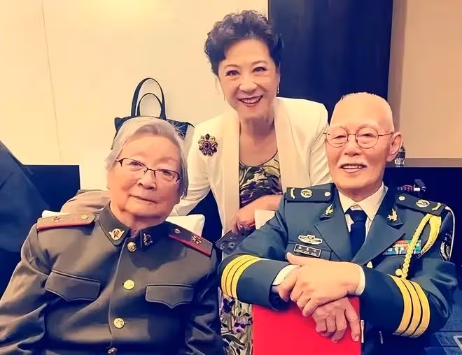 張金玲比王馥荔僅小1歲如兩代人!一個漂亮阿姨,一個發量堪憂!