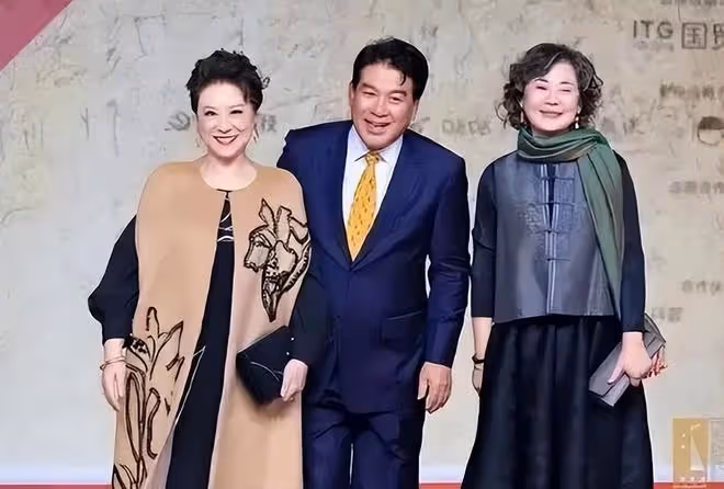 張金玲比王馥荔僅小1歲如兩代人!一個漂亮阿姨,一個發量堪憂!