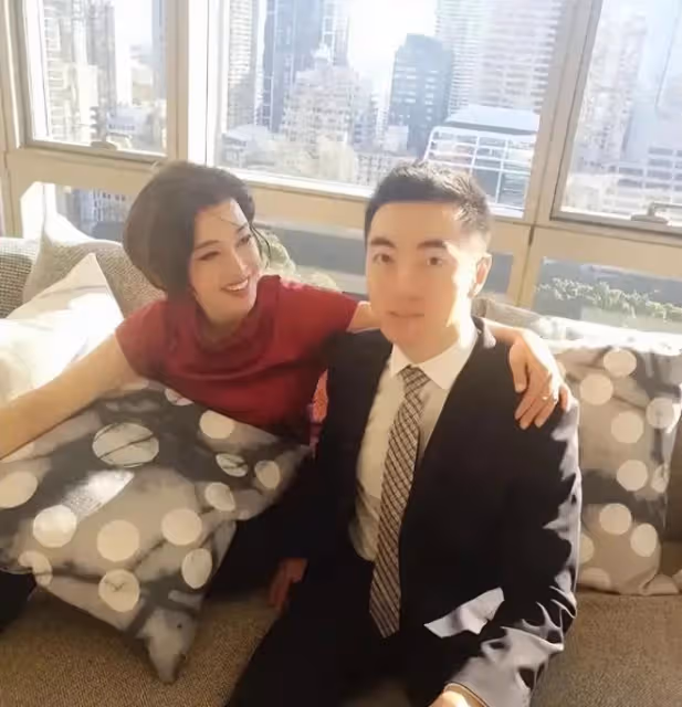 劉曉慶曬小鮮肉合影,對著他笑的合不攏嘴,穿紅裙風韻猶存好般配