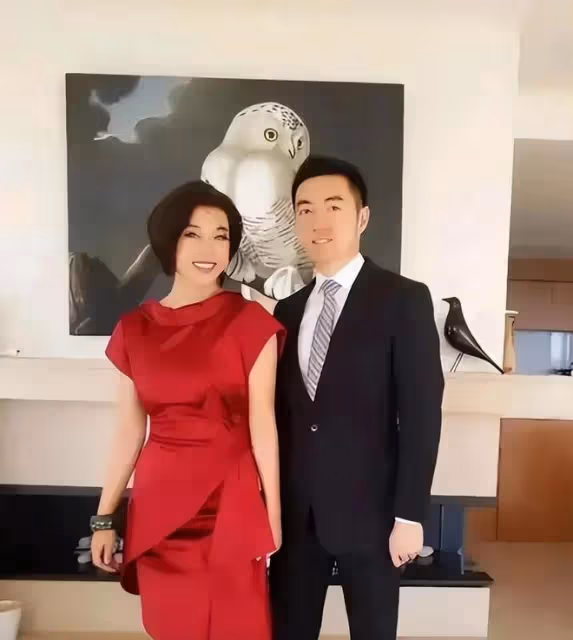 劉曉慶曬小鮮肉合影,對著他笑的合不攏嘴,穿紅裙風韻猶存好般配