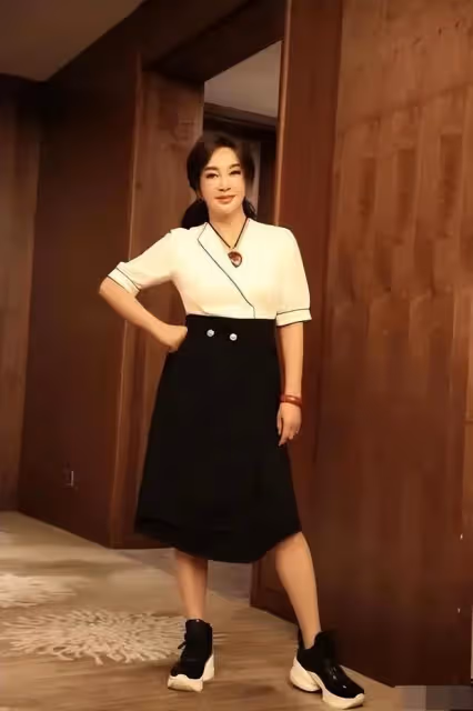 劉曉慶曬小鮮肉合影,對著他笑的合不攏嘴,穿紅裙風韻猶存好般配