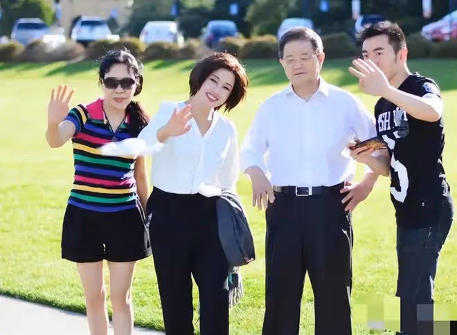 劉曉慶夫妻秋遊,剪妹妹頭像00後少女老公一頭白髮,穿情侶衫膩歪