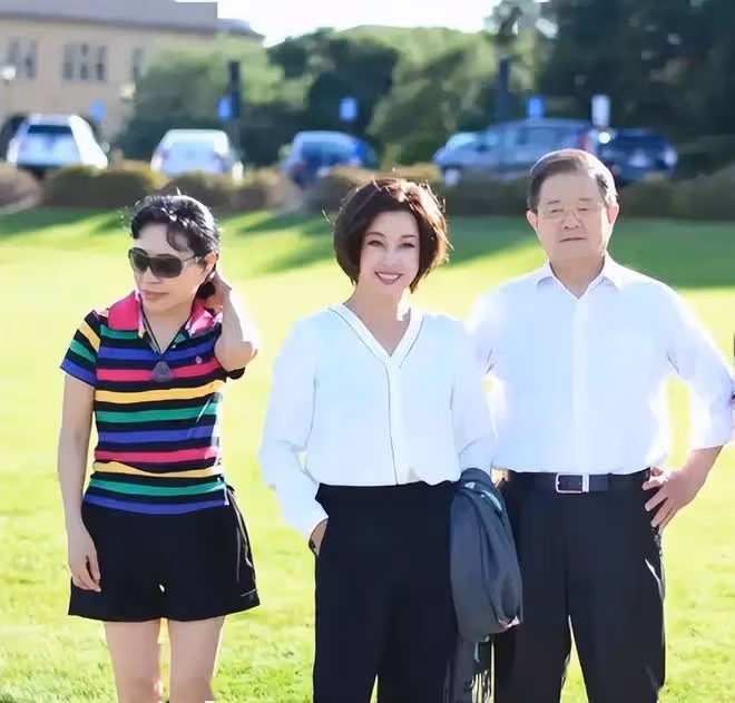 劉曉慶夫妻秋遊,剪妹妹頭像00後少女老公一頭白髮,穿情侶衫膩歪