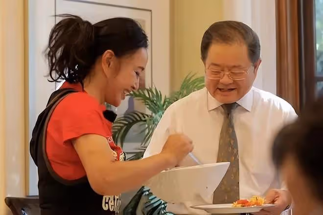 劉曉慶夫妻秋遊,剪妹妹頭像00後少女老公一頭白髮,穿情侶衫膩歪